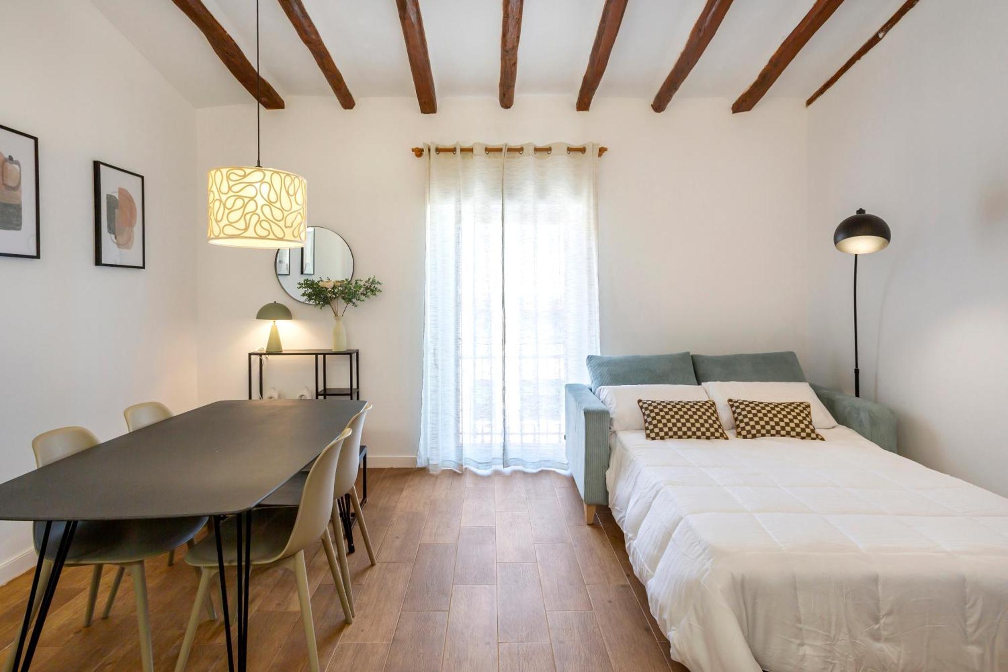 Vintage & Modern Old Town Apartment