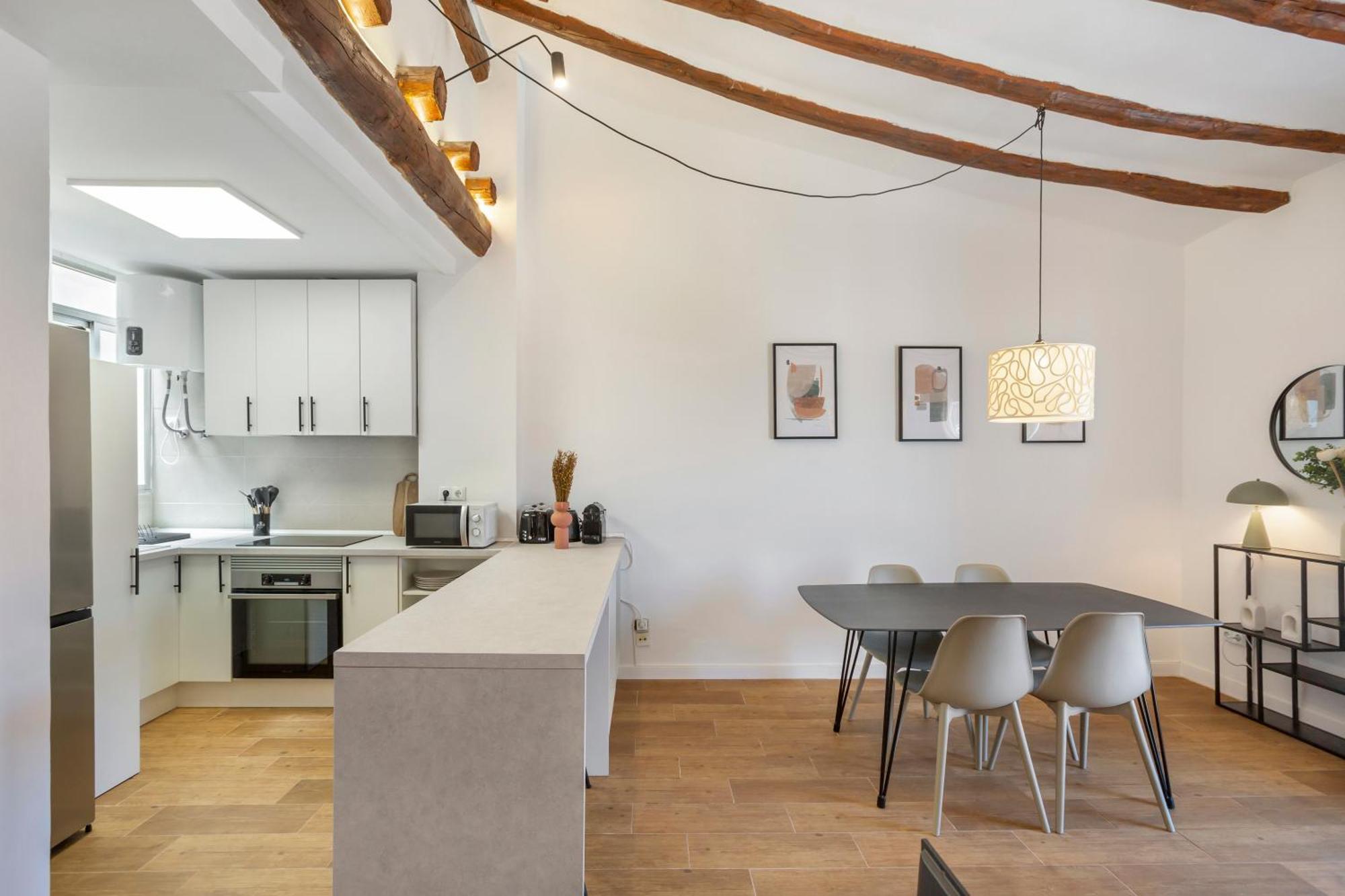 Vintage & Modern Old Town Apartment