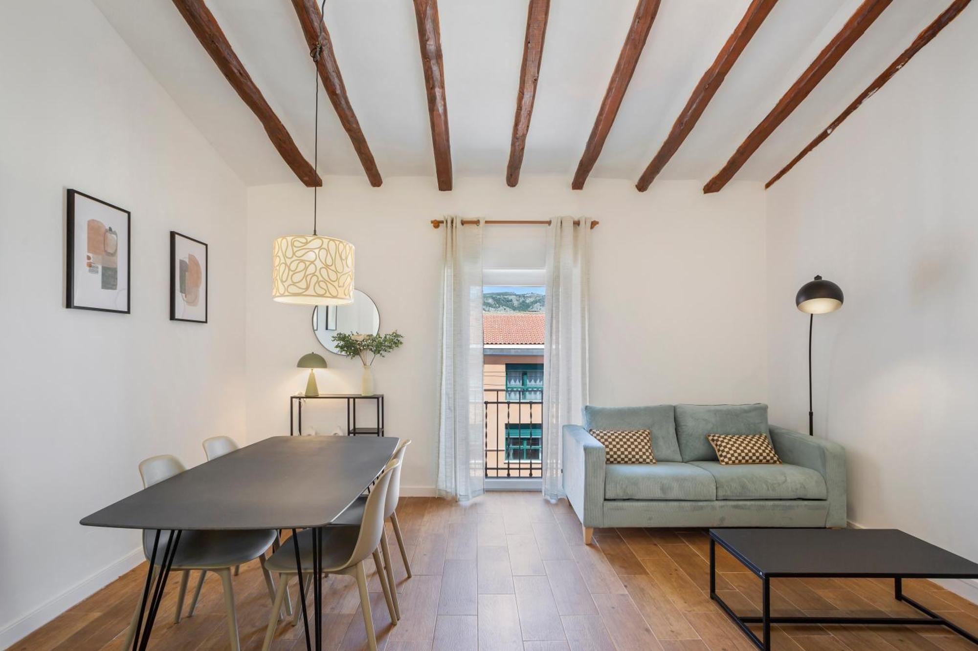 Vintage & Modern Old Town Apartment